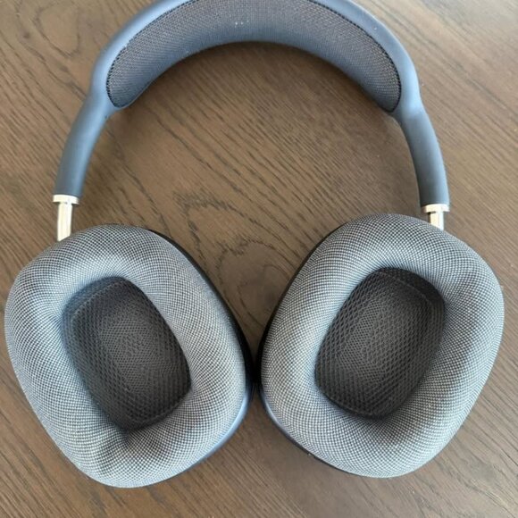 Apple AirPods Max (Space Gray) with Smart Case – Excellent Condition - Picture 6 of 9